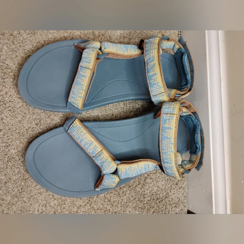 Teva men's Size 5 Teal and Yellow Strappy Sandals